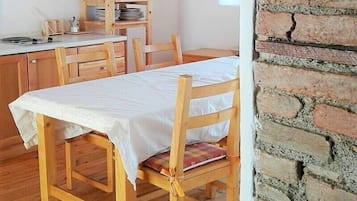 Refrigerador, placa de cocina, utensilios de cocina