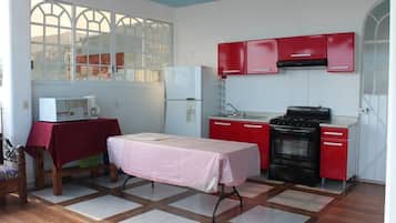 Fridge, cookware/dishes/utensils