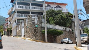 Front of property - Casa Aca-gutty 100 (Acapulco)
