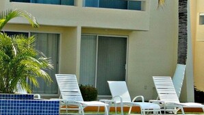 Property grounds - LAS Palmas J-24 (Acapulco)