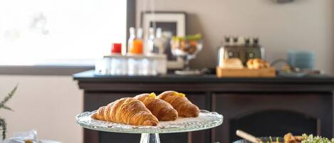 Petit déjeuner continental (8 EUR par personne)