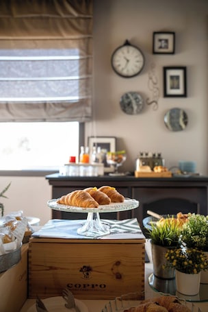 Daily continental breakfast (EUR 8 per person)