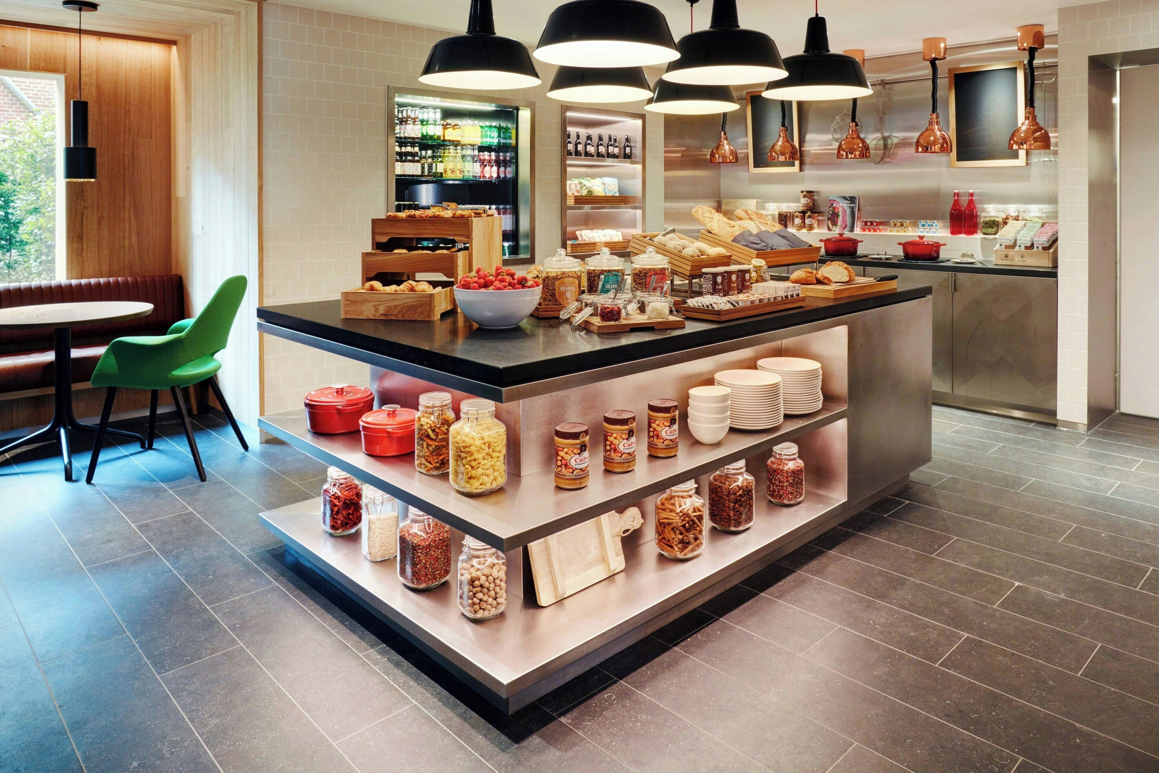 Serveert ontbijt, lunch en diner