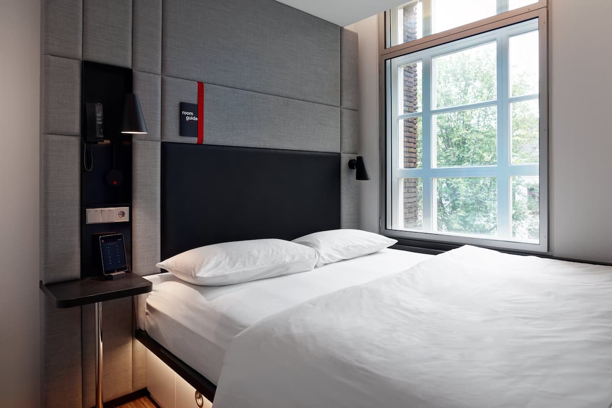 Hochwertige Bettwaren, Pillowtop-Betten, Zimmersafe, Schreibtisch