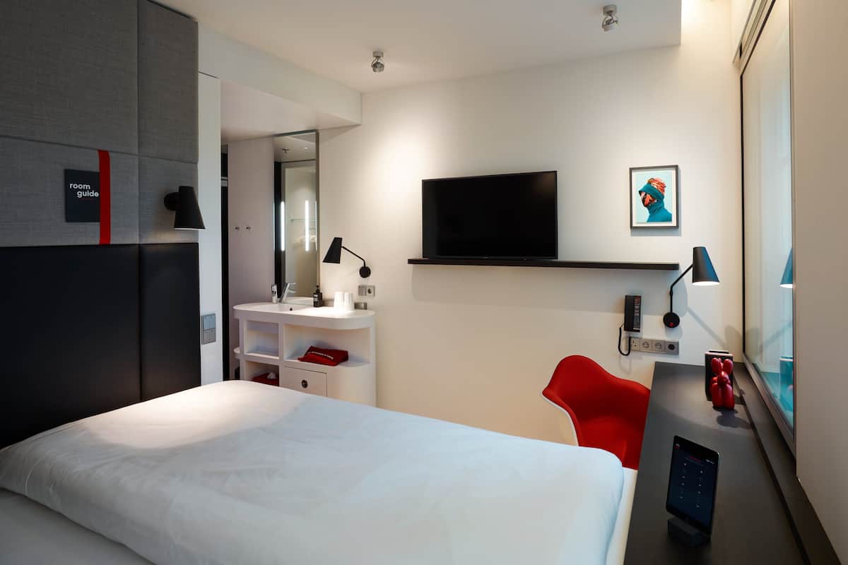 Zimmer, 1 Doppelbett | Hochwertige Bettwaren, Pillowtop-Betten, Zimmersafe, Schreibtisch