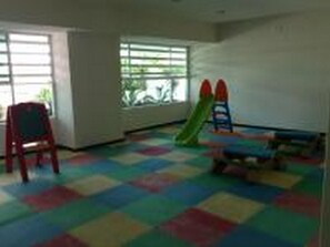 Área de juegos infantiles bajo techo