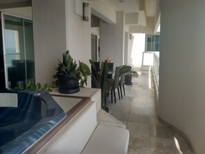 Indoor spa tub