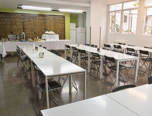 Café da manhã com pratos da culinária local grátis todos os dias
