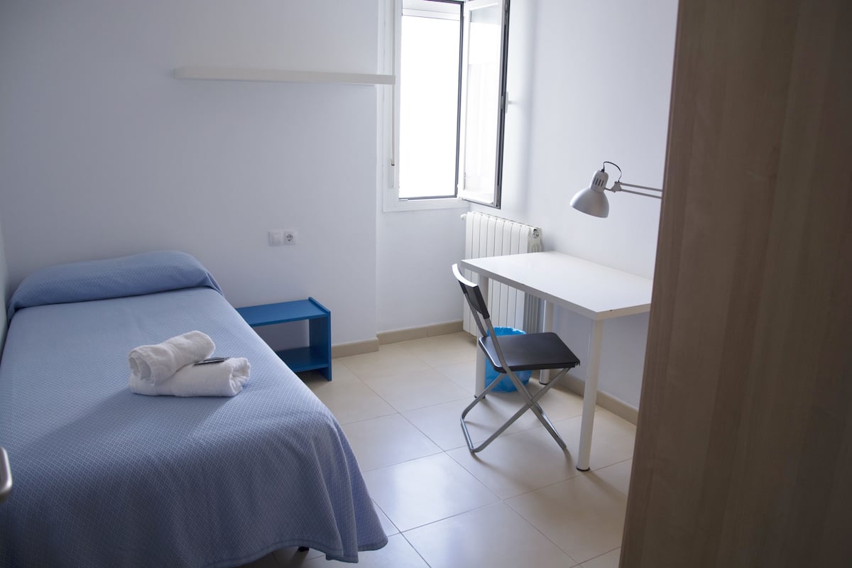 Camera singola, 1 letto singolo, bagno privato | Una scrivania, Wi-Fi gratuito, lenzuola