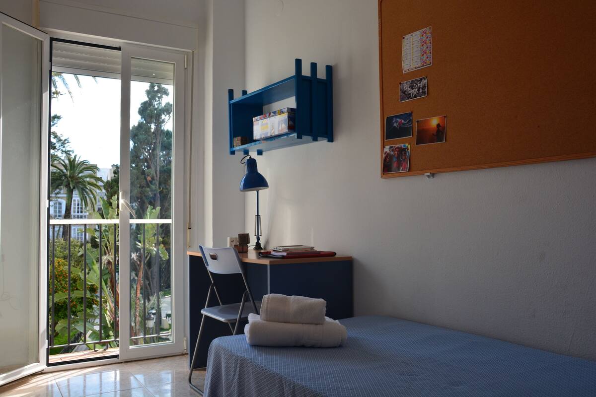 Camera singola, 1 letto singolo, bagno condiviso | Una scrivania, Wi-Fi gratuito, lenzuola