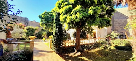 Terraza o patio. La Maison Blanche