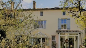 A two-story house with a garden, a conservatory, and a glass door entrance. - La Maison Blanche (Blaye)