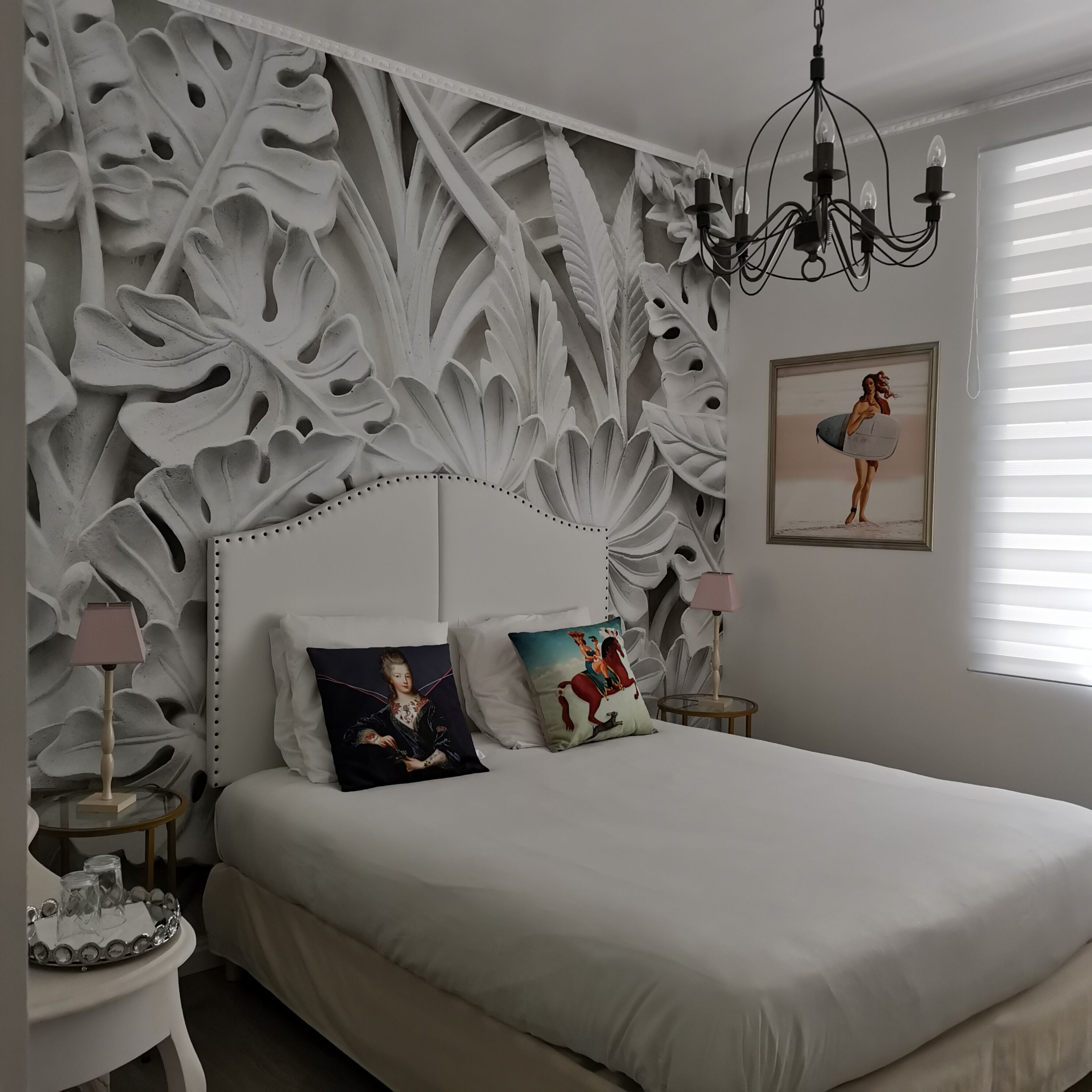 Decoración personalizada, escritorio, cortinas blackout y wifi gratis 