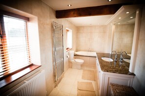 Huis (Highfields Lodge - max 23 people) | Badkamer | Gratis toiletartikelen, een haardroger, handdoeken