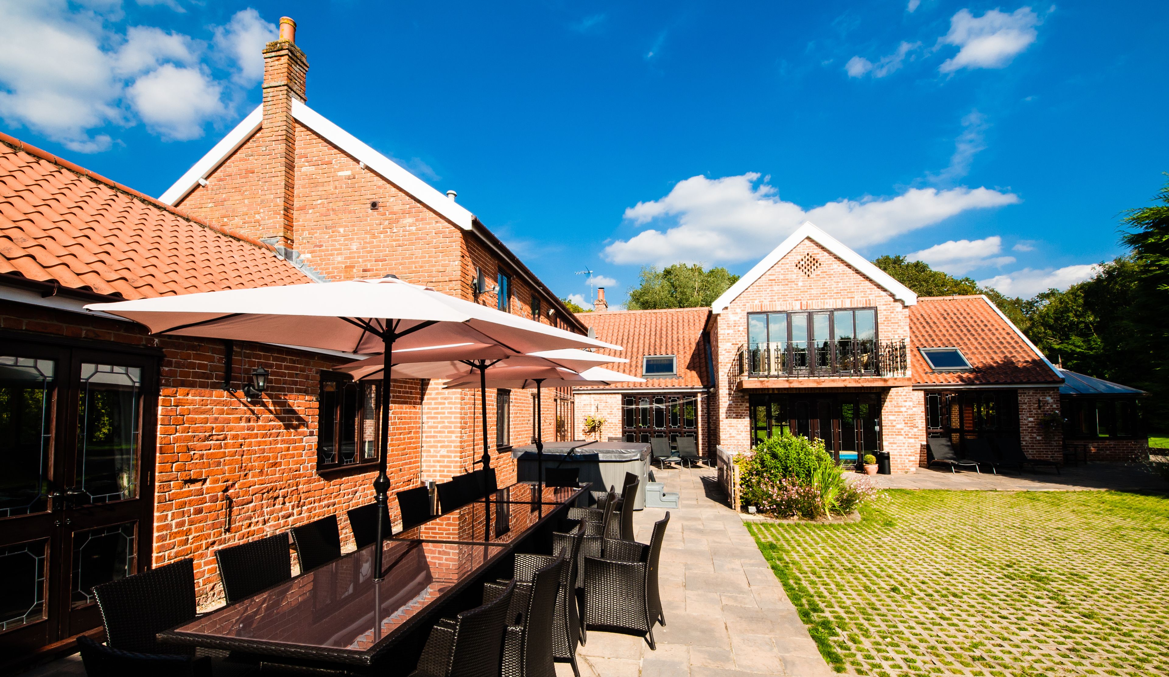 بديكورات فريدة لكل غرفة وطراز فريد لكل وحدة ومكواة/لوح كي