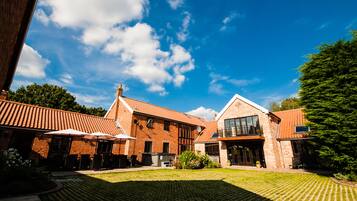 House Highfields Lodge in Thorpe Abbotts - max 23 people | Individually decorated, individually furnished, iron/ironing board