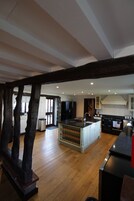 独立别墅 (Waterloo - max 30 people) | 私人厨房 | 大冰箱、微波炉、烤箱、炉灶