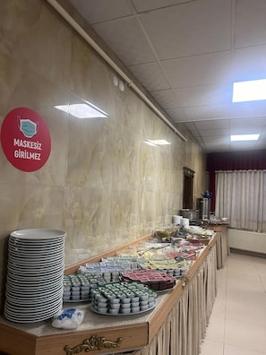 Free daily buffet breakfast - Azizoglu Malkoc Hotel (Diyarbakir)