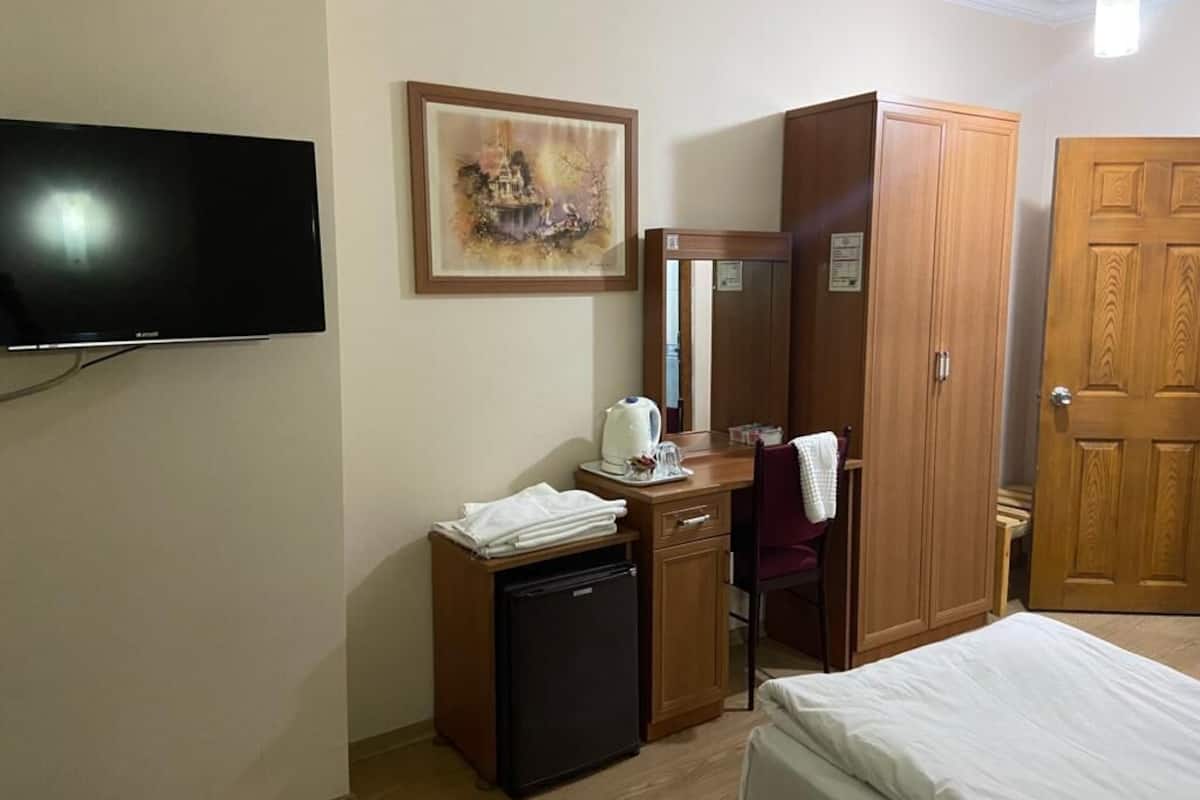 standard double room | 1 bedroom, minibar, desk, soundproofing