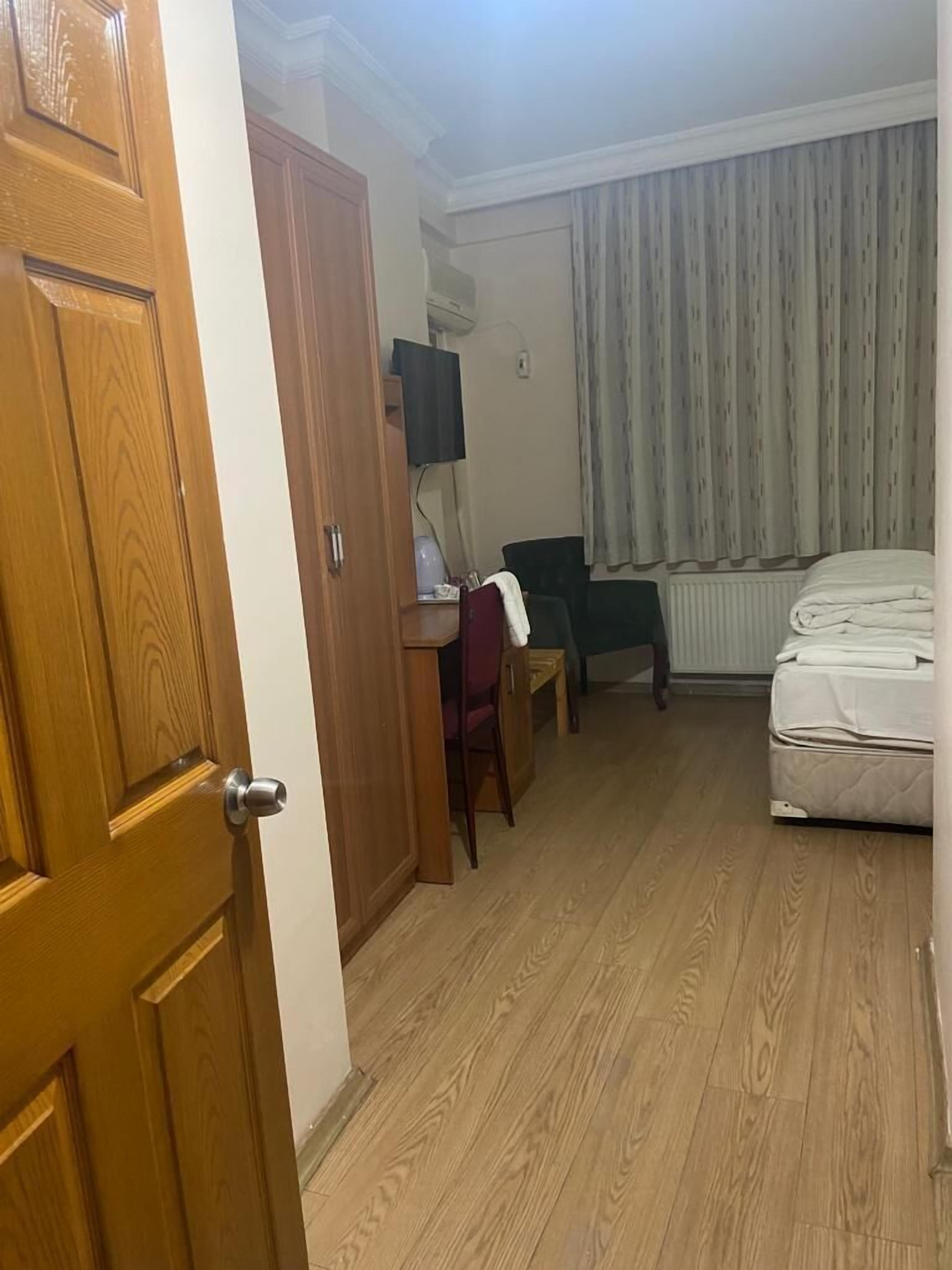 standard double room | 1 bedroom, minibar, desk, soundproofing