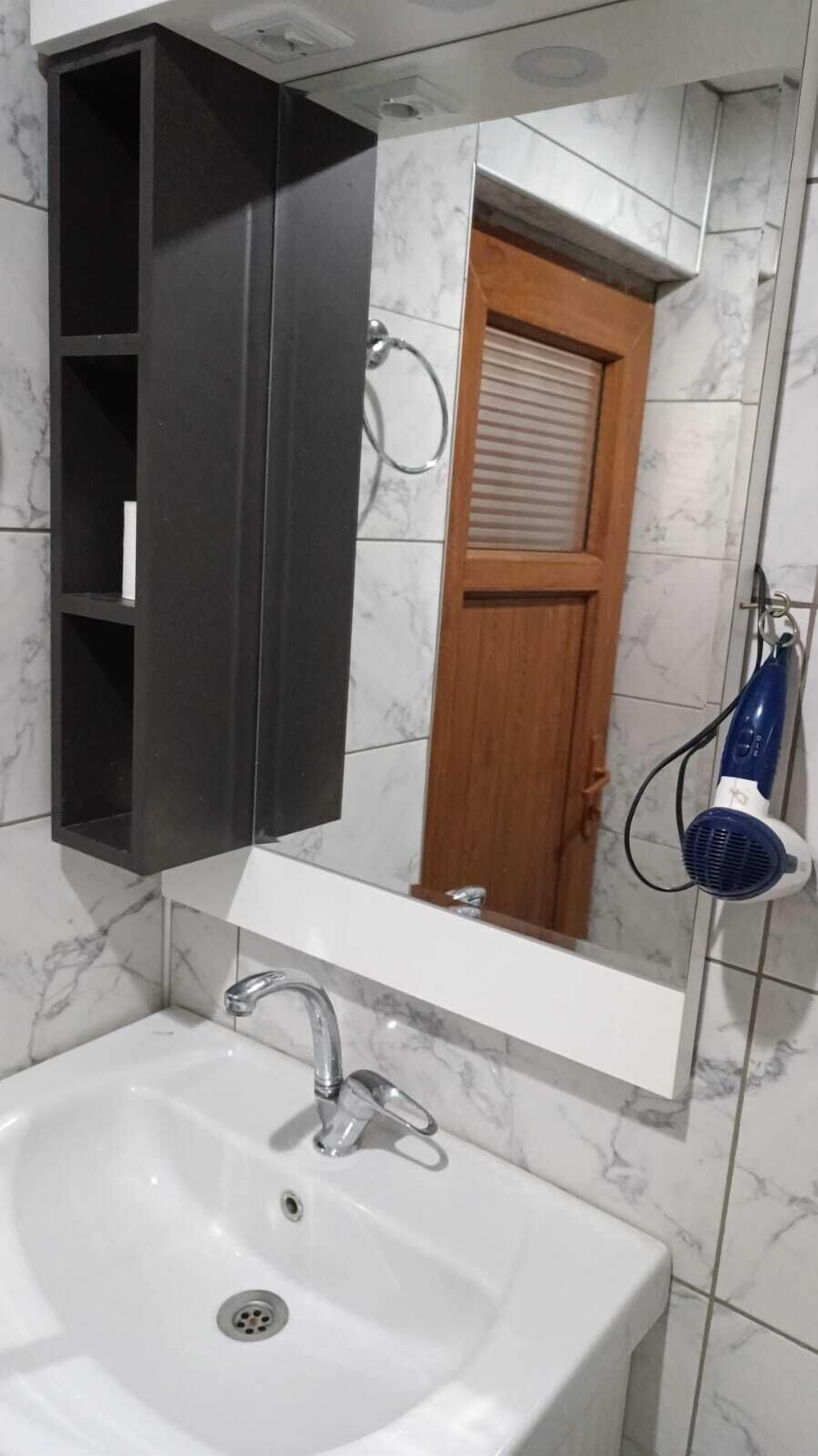 standard twin room | bathroom | shower, hydromassage showerhead, free toiletries, hair dryer