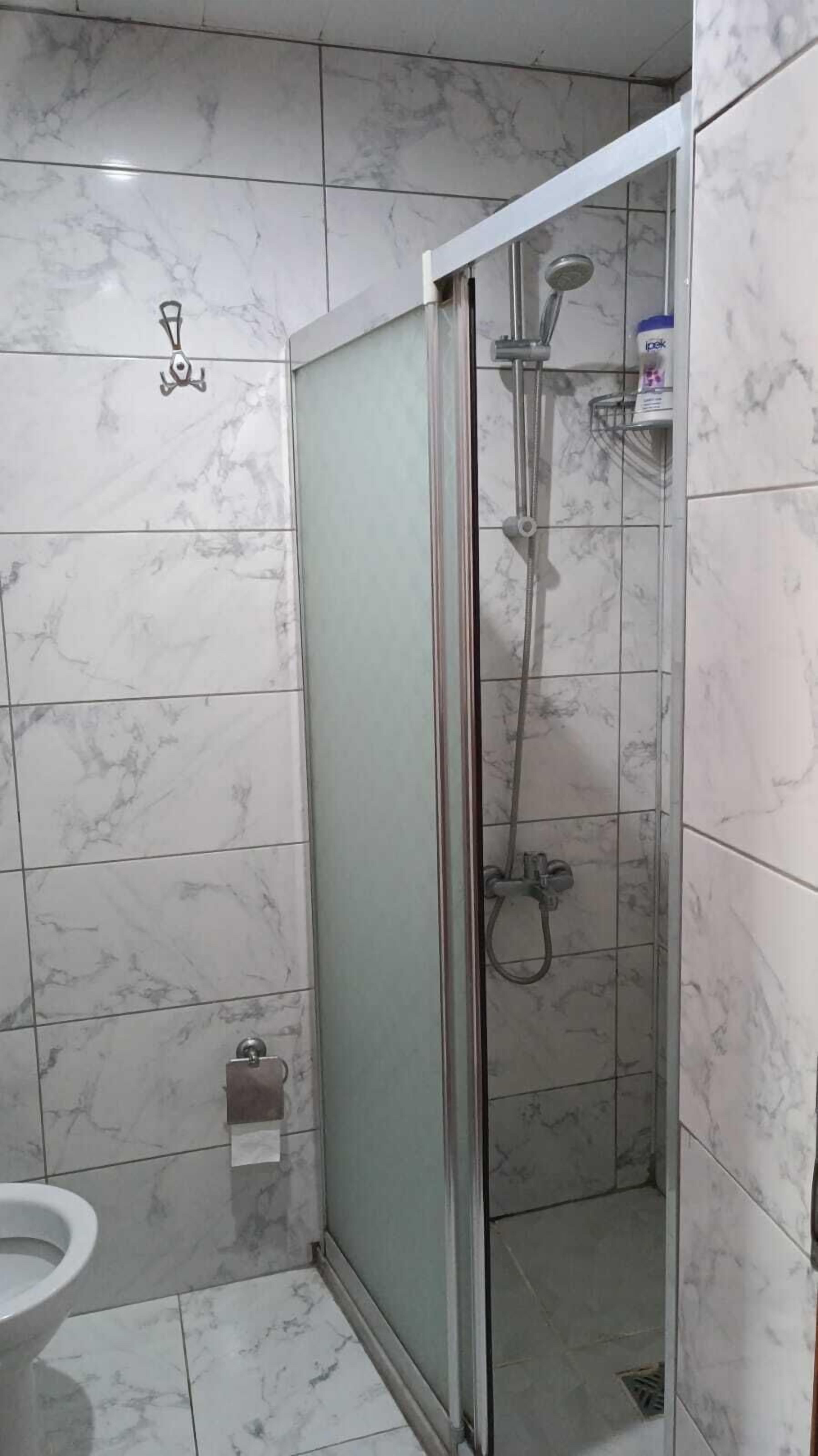 standard double room | bathroom | shower, hydromassage showerhead, free toiletries, hair dryer
