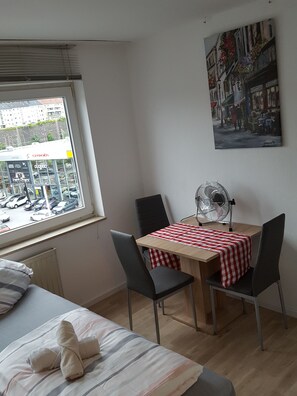 Deluxe Apartment | Living area | 32-inch flat-screen TV with cable channels, TV, table tennis - - SP Hotels - City-Apartment (Wuppertal)