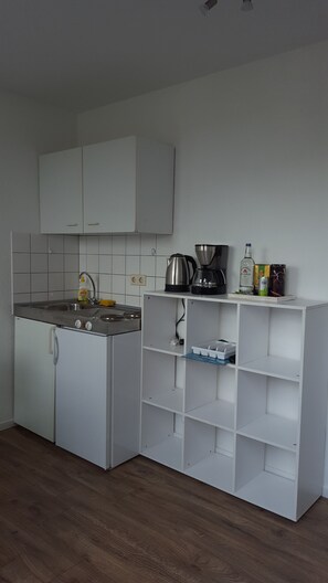 Apartemen Kota | Dapur pribadi | Lemari es besar, microwave, kompor, dan mesin pembuat kopi/teh