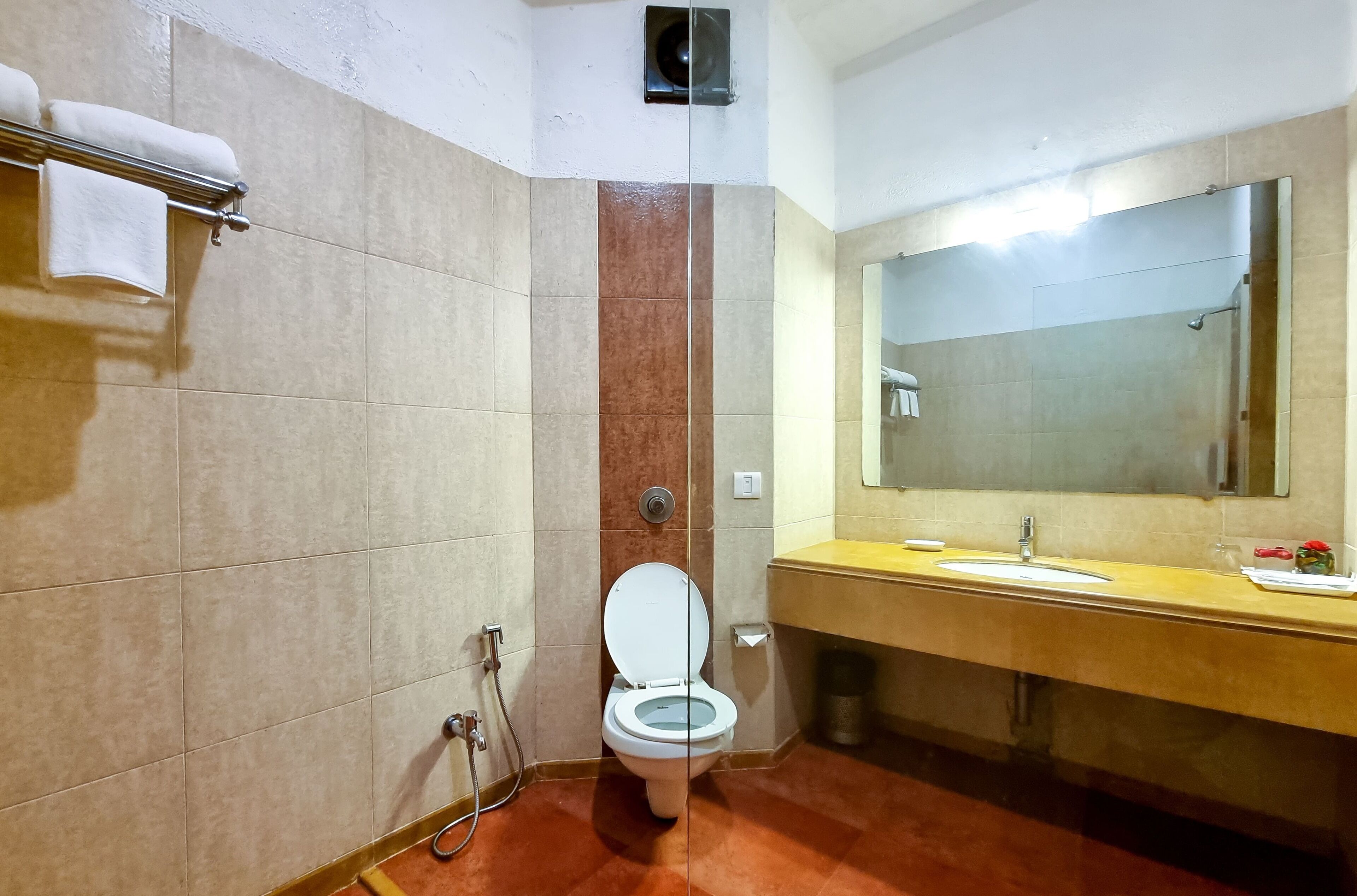 Un baño con inodoro, lavabo y espejo.