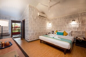 Konkan Cottage | Caja fuerte, escritorio, cortinas opacas y camas supletorias