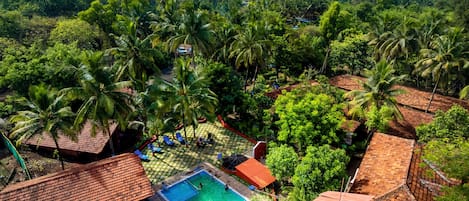 Piscine extérieure, chaises longues