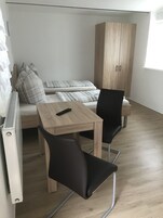 Quarto casal superior, banheiro privativo