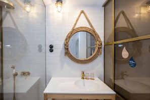 Suite | Bagno | Doccia, soffione a pioggia, set di cortesia gratuito, asciugamani