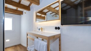 Kamar Double, teras, pemandangan kota | Kamar mandi