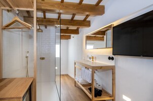 Habitación doble, terraza, vistas a la ciudad | Baño | Ducha y cabezal de ducha tipo lluvia