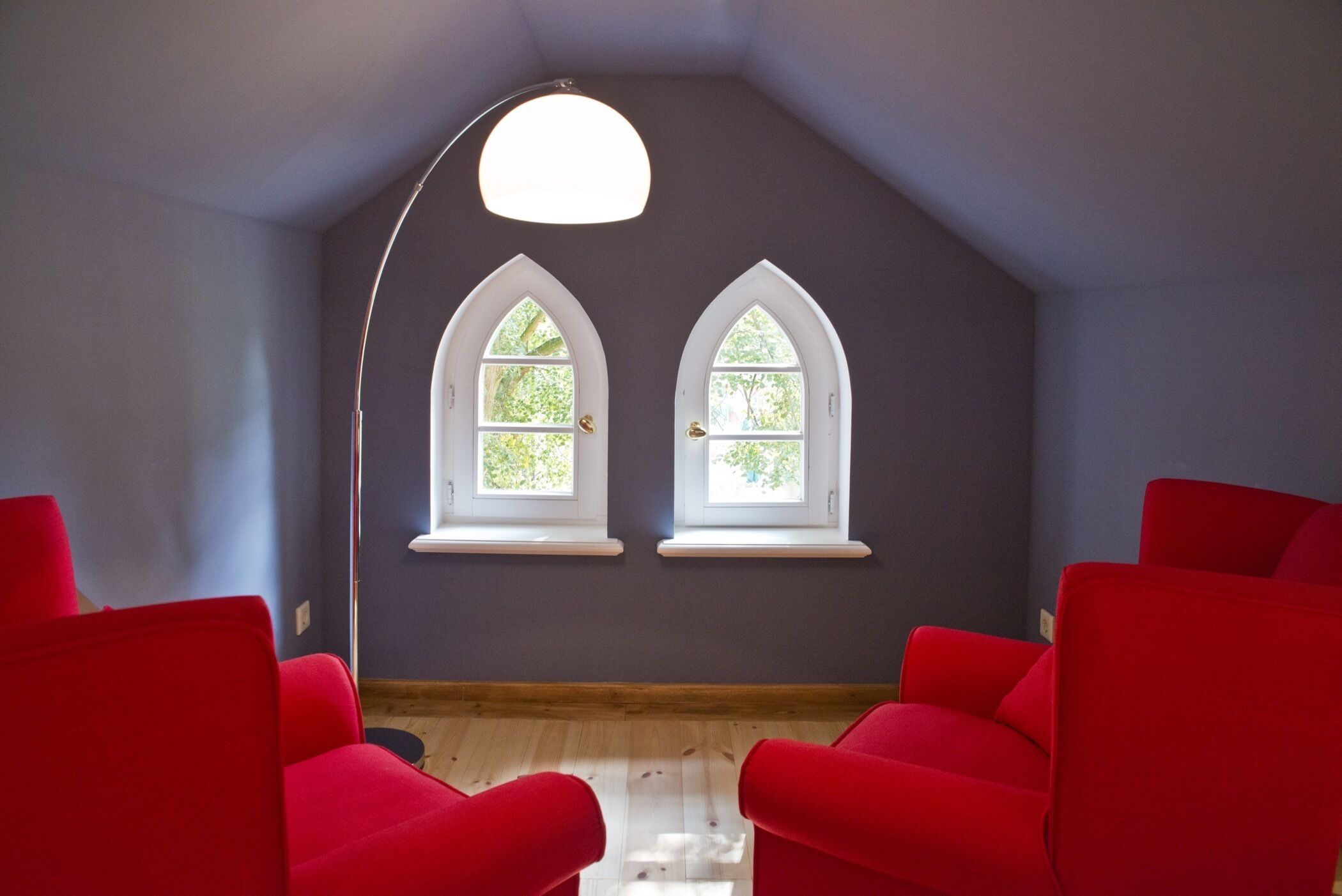 double room (zinnenhaus) | living area | ping pong, books