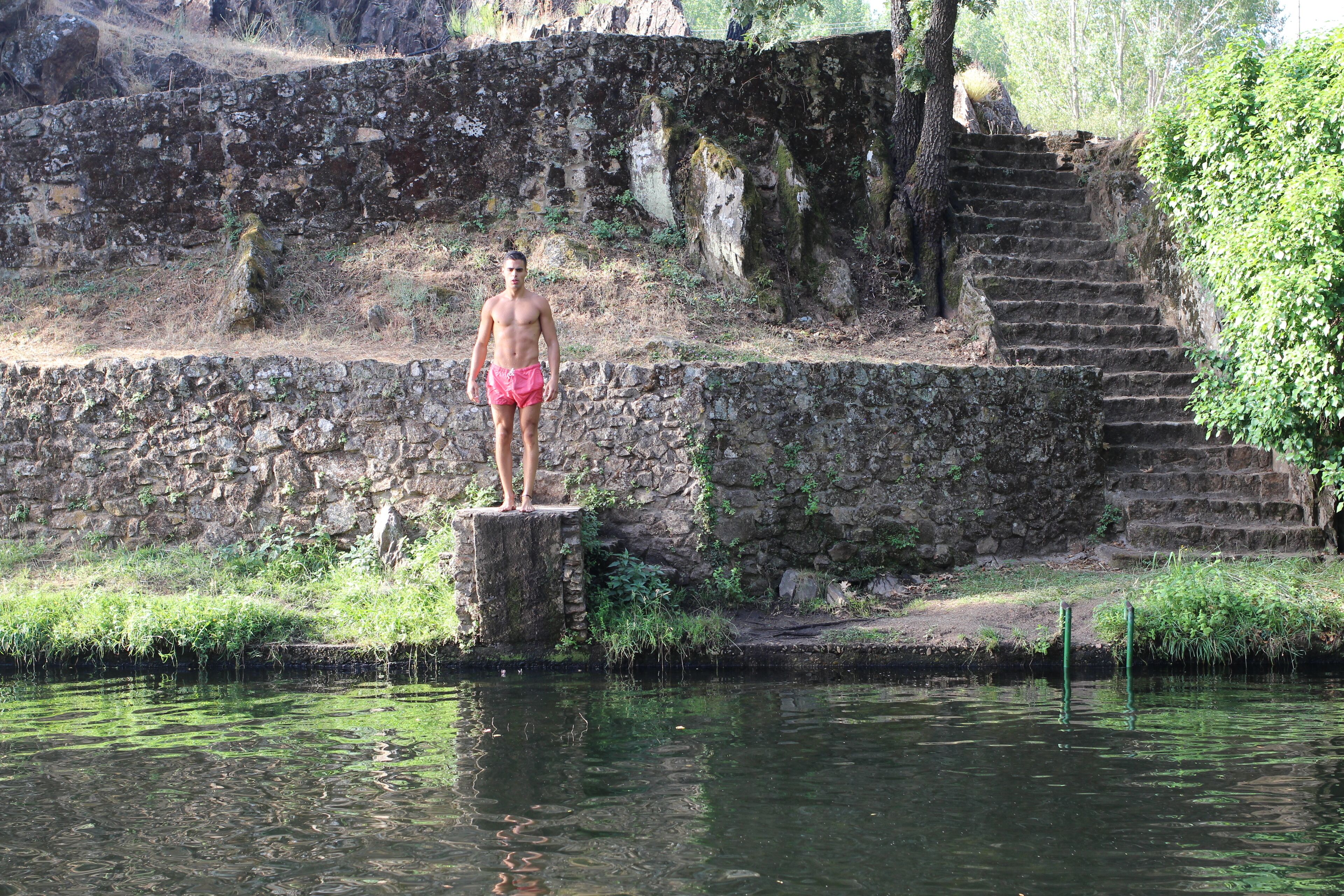 Una escalera de piedra que conduce a una plataforma junto al agua.