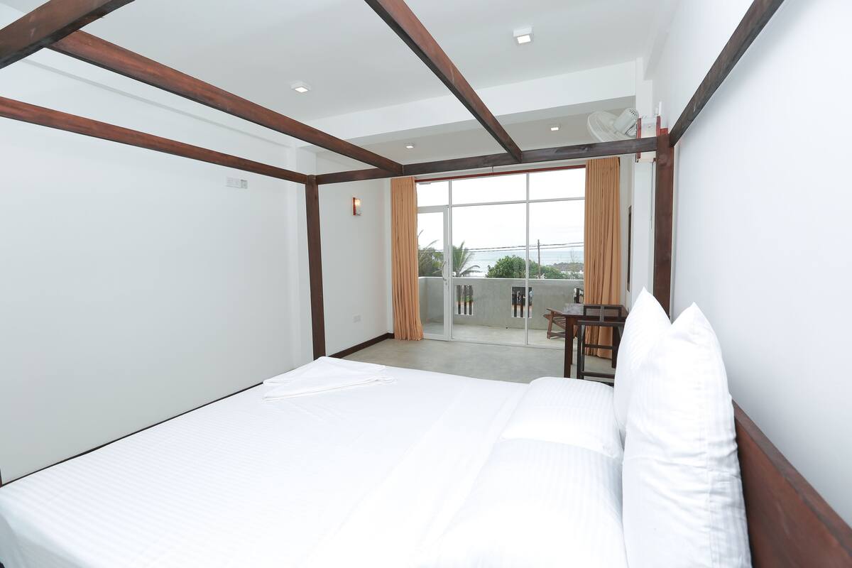Superior Room with Seaview | 書桌、床單
