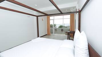 Superior Room with Seaview | Escritorio y ropa de cama
