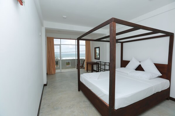 Superior Room with Seaview | Escrivaninha, roupa de cama
