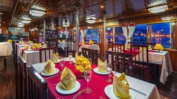 Se sirven desayunos, almuerzos y cenas; cocina internacional