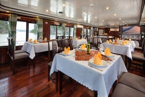 아침 식사, 점심 식사, 저녁 식사 제공, 세계 요리