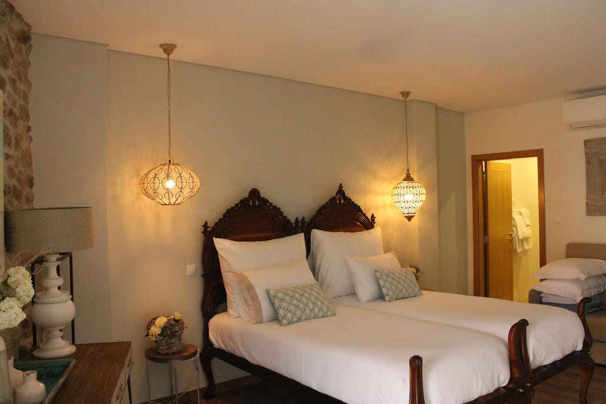 Quadruple Room, Private Bathroom (Cerejeira) | Desk, blackout drapes, free cribs/infant beds, free WiFi