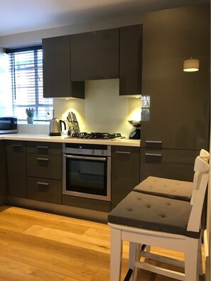 Apartment, 1 Bedroom | Private kitchen | Full-size fridge, oven, stovetop, dishwasher - 1 Building 32 (Bicester)
