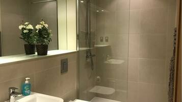 Apartment, 1 Bedroom | Bathroom | Shower, free toiletries, towels