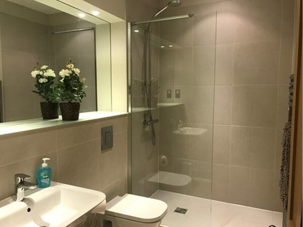 Apartment, 1 Bedroom | Bathroom | Shower, free toiletries, towels
