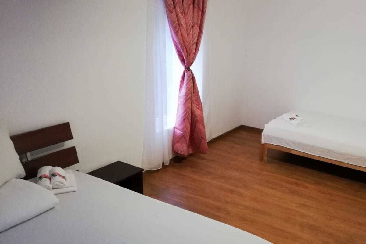 Suite básica, varias camas, vista al lago | Decoración personalizada, muebles diferentes, camas extra y wifi gratis