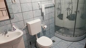 Classic Suite, Multiple Beds, Lake View | Bathroom | Shower, free toiletries, towels