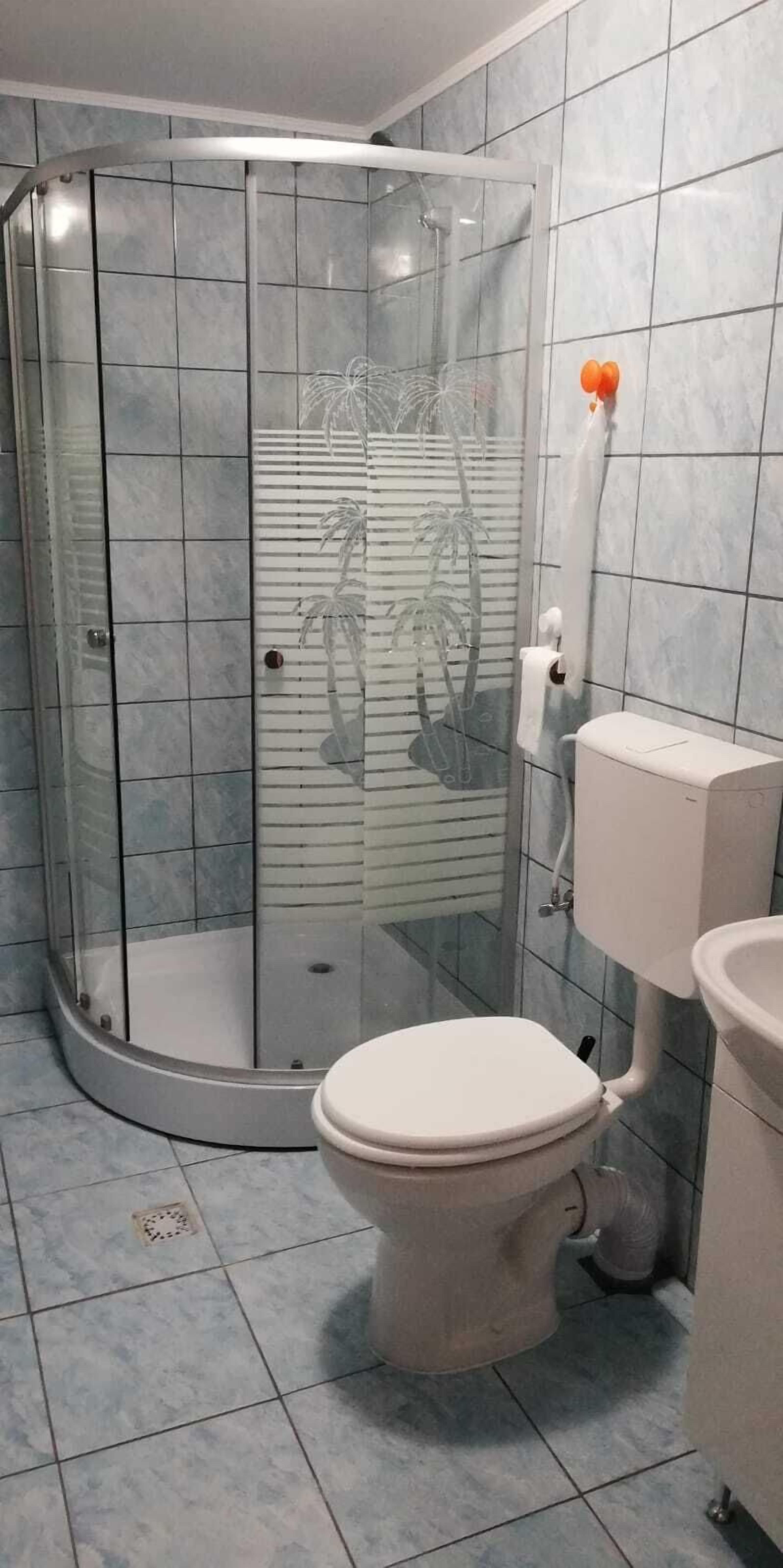 Basic Suite, Multiple Beds, Lake View | Bathroom | Shower, free toiletries, towels