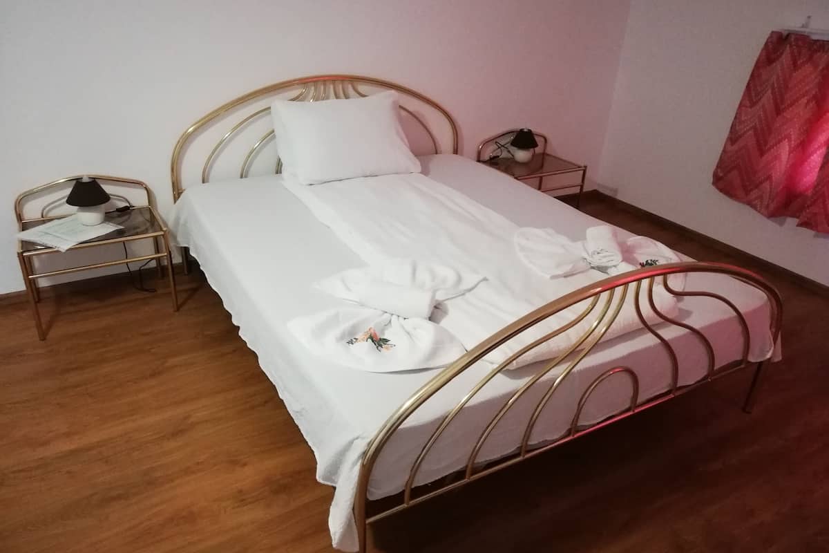 Habitación doble tradicional | Decoración personalizada, muebles diferentes, camas extra y wifi gratis